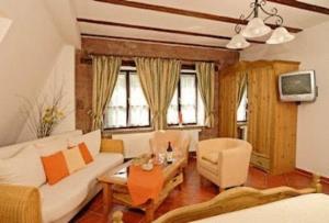 特里费尔斯山麓安韦勒L安提卡鲁塔-祖姆阿尔特瓦瑟瑞德酒店的客厅配有沙发和桌子