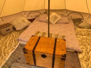 奥泰佩Murimäe Winery glamping的帐篷配有两张床和木制盒子