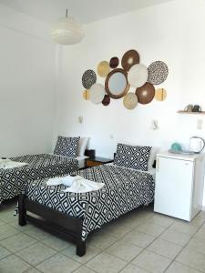 迈洛波塔斯Nissos Ios的客厅配有床和墙上的盘子