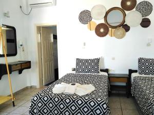 迈洛波塔斯Nissos Ios的酒店客房,设有两张床和镜子