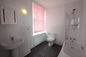 伊斯特布恩West Rocks Townhouse的白色的浴室设有卫生间和水槽。