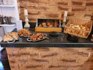 AllenbachWaldgasthaus am Schwarzenbruch的柜台,提供各种面包和糕点