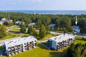 ĶesterciemsSeaside Apartment at Albatross resort的享有度假村的空中景致,设有大楼