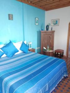 拉巴特里亚德达佐霍尔酒店的蓝色卧室设有一张带蓝色墙壁的大床