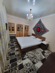 撒马尔罕Hotel Motrid的一间卧室配有一张床和一个吊灯
