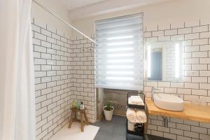 欧特斯Luz de Viro的白色的浴室设有水槽和镜子