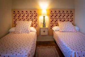 San Pedro de RiudevitllesMasia Can Comas的一间卧室配有两张床和一盏灯