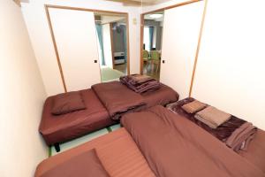 札幌札幌市中心部大通公園まで徒歩十分観光移動に便利なロケーションh702的两张位于房间架子上的床