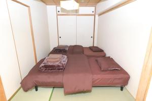 札幌札幌市中心部大通公園まで徒歩十分観光移動に便利なロケーションh702的一间卧室配有两张床