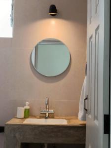 比纳里姆Beseco Bed and Breakfast的一间带水槽和镜子的浴室