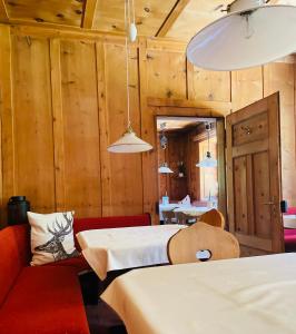 索尔达Pension Dangl - Glacier Rock的一间设有两张床和一张红色沙发的房间