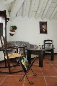 贝瑙卡斯Mascotas 1的客厅配有沙发和桌子