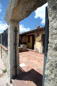 阿维拉Casa rural El Leñador的通往带庭院的房屋的大门