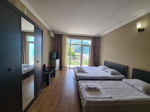卡瓦拉提黑海酒店的客房设有三张床和大窗户