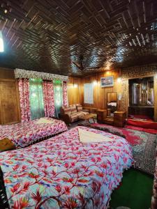 斯利那加Shiraz Deluxe Houseboat的一间卧室,卧室内配有一张大床