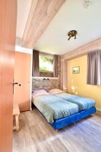 维斯可可Resort De Vlasschure的卧室配有一张床
