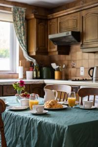 霍斯Gleann Na Smol的一张桌子,上面有蓝色的桌布和橙汁