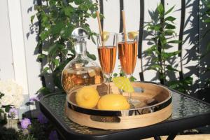 克鲁姆赫恩Apartment Vier Jahreszeiten Pilsum的一张盘子,上面放着两杯香槟酒和柠檬