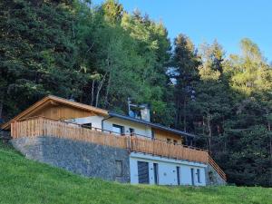 维兰德罗Alone in Chalet with view on Dolomites的山边的房子