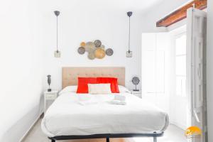 加的斯Casa Rehala by Cadiz Time的白色卧室配有一张带红色枕头的大白色床