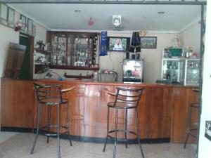 姆托瓦姆布凡纳卡游猎营地山林小屋的一间酒吧,在一间房间里设有三把酒吧凳