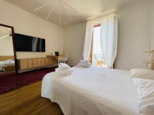 波利卡Sdraiati Apartments - Bed & Breakfast - Pollica的卧室配有带毛巾的大型白色床