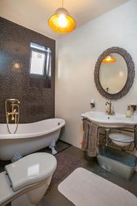 伯德古拉Apartments Glusac的带浴缸、卫生间和盥洗盆的浴室