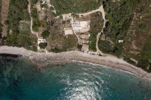 阿齐欧斯·贡多斯Villa Renata & Villa Filippos with private Plunge Pool by Konnect的享有海滩和海洋的空中景致