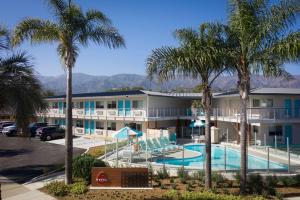 圣巴巴拉圣特巴巴拉6汽车旅馆 - 海滩的享有酒店游泳池和棕榈树的景色