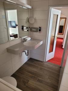 奥伯斯特多夫维特尔斯巴赫霍夫酒店的一间带水槽和镜子的浴室