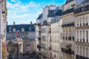 巴黎LE BEAU MARAIS - Luxury Apartments, AIR COND, LIFT的从街道上欣赏到巴黎的建筑景色