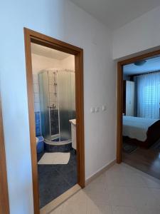 赫瓦尔亚斯纳公寓及客房旅馆 的客房设有带淋浴和卫生间的浴室。