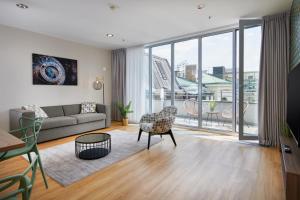 VN17 Rooftop Suites by Adrez的休息区