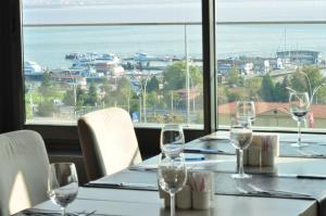 科贾埃利韦斯酒店的一张桌子和酒杯,享有海景