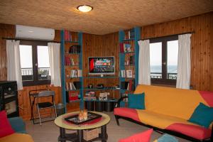 莫什劳斯Summer Dream Cottage, 2BR, Beautiful sea view的客厅配有沙发和桌子