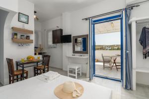 阿达玛斯Anamnisi Studio的一间设有厨房和带帽子的桌子的房间