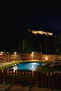 OsmaHotel Don Marcos的夜间在院子里的游泳池