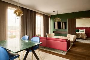 哈尔姆斯塔德ProfilHotels Halmstad Plaza的客厅配有红色的沙发和桌子