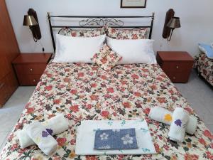 阿莫利亚尼岛Villa Elli的床上有被子和枕头