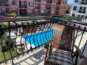 阳光海滩维拉玛丽亚瑞斯酒店的从大楼的阳台上可欣赏到游泳池的景色