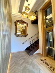 萨拉曼卡Apartamentos El Mirador del Poeta的走廊上设有镜子和楼梯