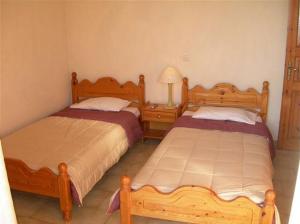 巴尔巴蒂VASILIKI SeaMemories的一间卧室配有两张床和一盏灯。