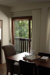 上柯尼希山麓米尔巴赫Alpendomizil Pia的一张餐桌,享有窗户的景色