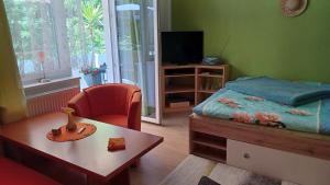奥斯特巴特宁哈根Wohnung 2的卧室配有1张床、1张桌子和1把椅子
