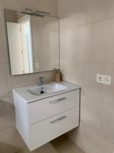 卡门港SEA&RELAX的浴室设有白色水槽和镜子