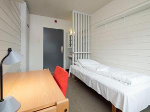 弗勒Førde Sommarhotell的一间卧室配有两张床、一张桌子和一张桌子