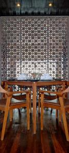 纳加阔特Kavya Resort & Spa的墙上的木桌,长凳