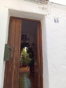 贝赫尔-德拉弗龙特拉Arco de la Cobijada的一道木门,在白色的墙上,有门廊