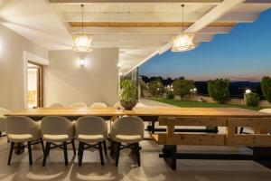 PeramaElaida Villa, Heaven on Earth, By ThinkVilla的用餐室配有大型木桌和椅子