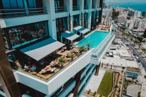 利马索尔The Icon Limassol的享有带游泳池的大楼的顶部景致